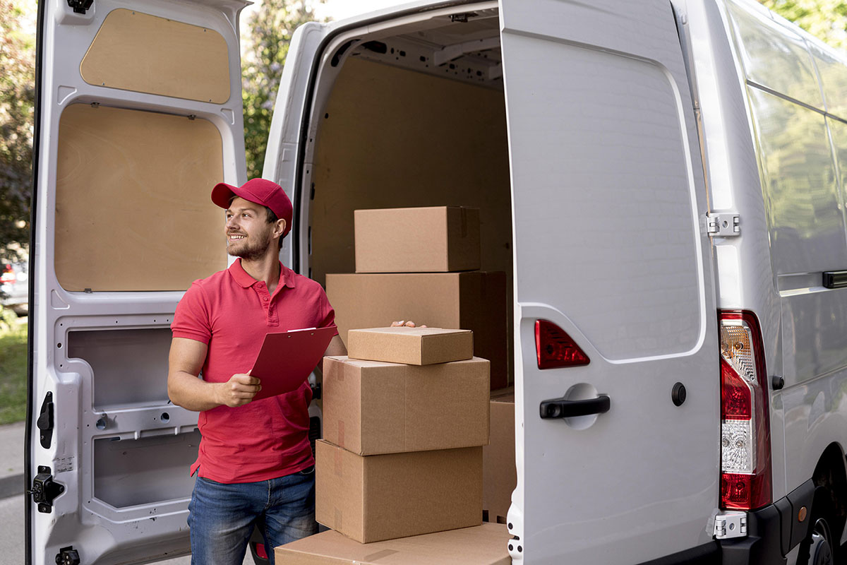 portada-hombre-con-carro-comercial-al-fondo