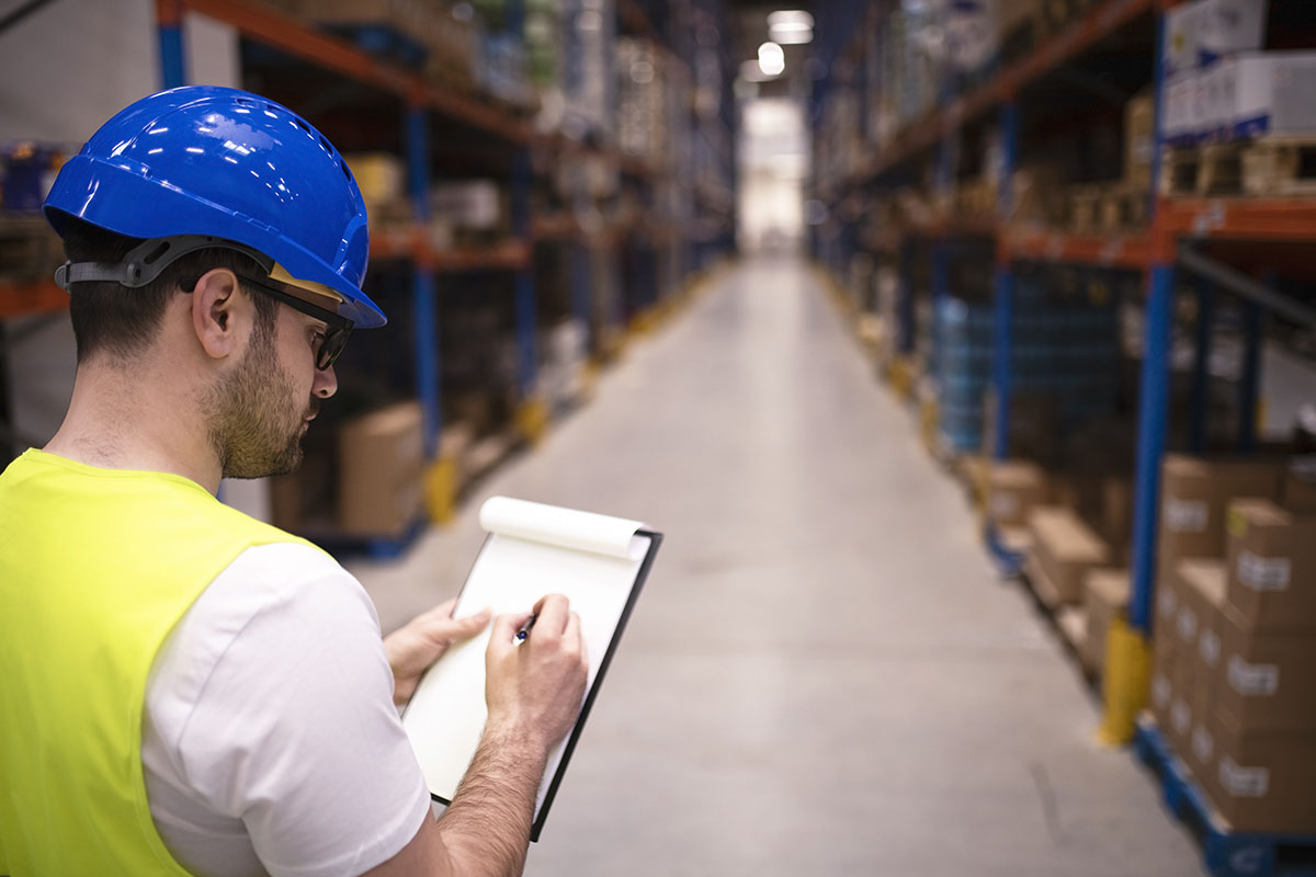 portada-Empleados-haciendo-inventario